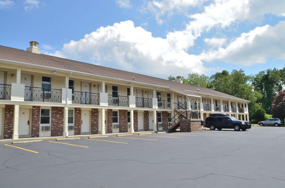 Econo Lodge Sturbridge Route 20 Exterior photo