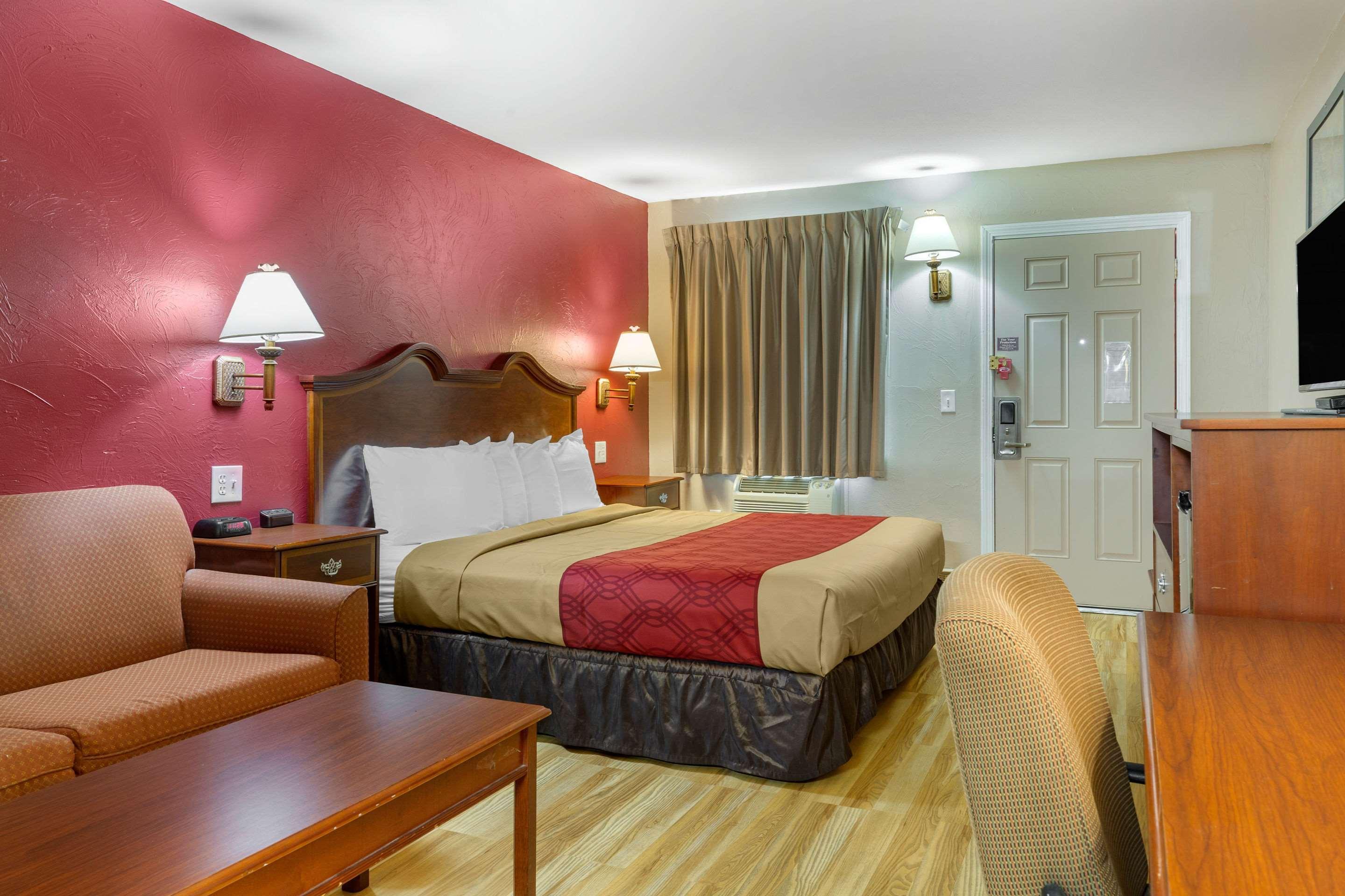 Econo Lodge Sturbridge Route 20 Exterior photo