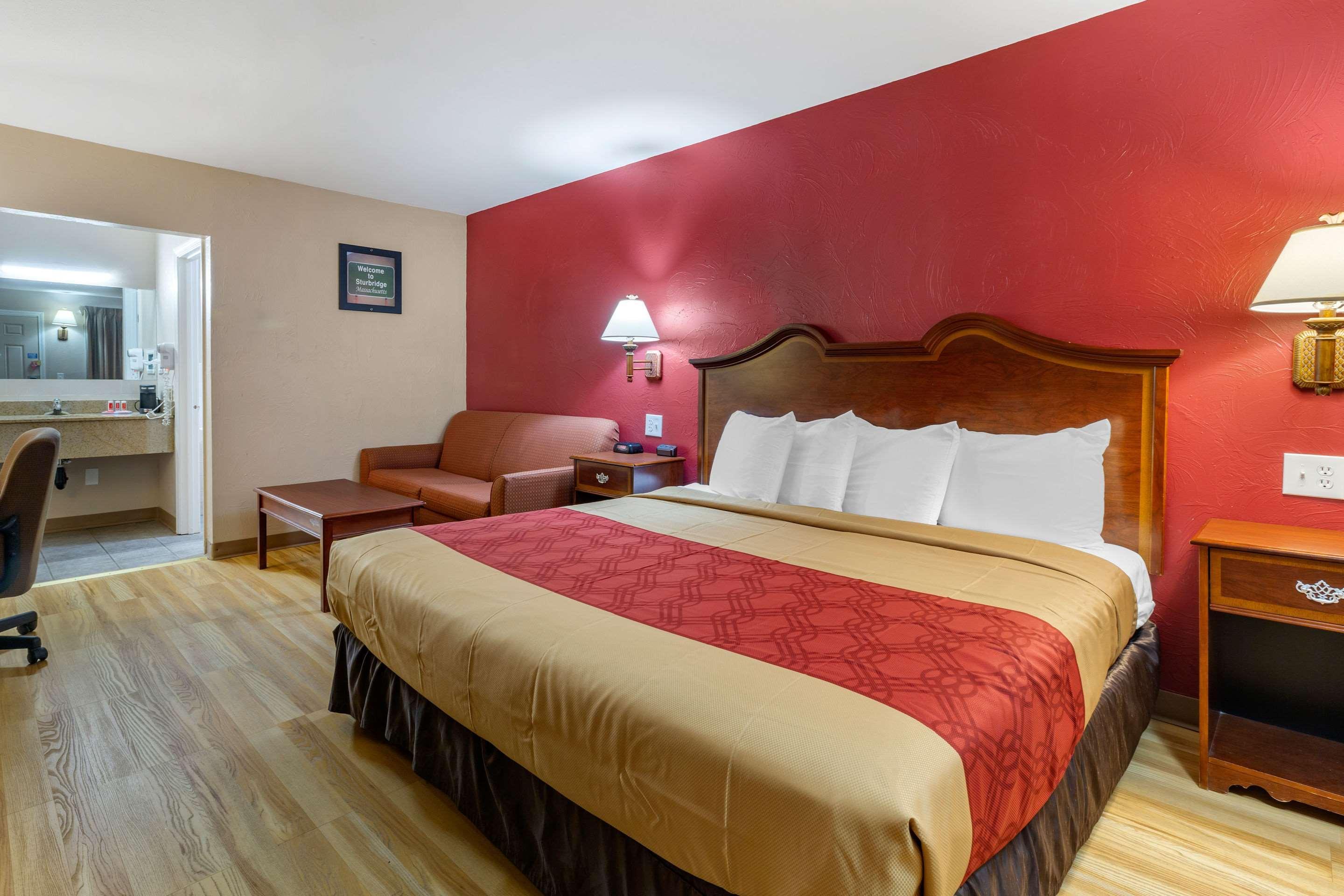 Econo Lodge Sturbridge Route 20 Exterior photo