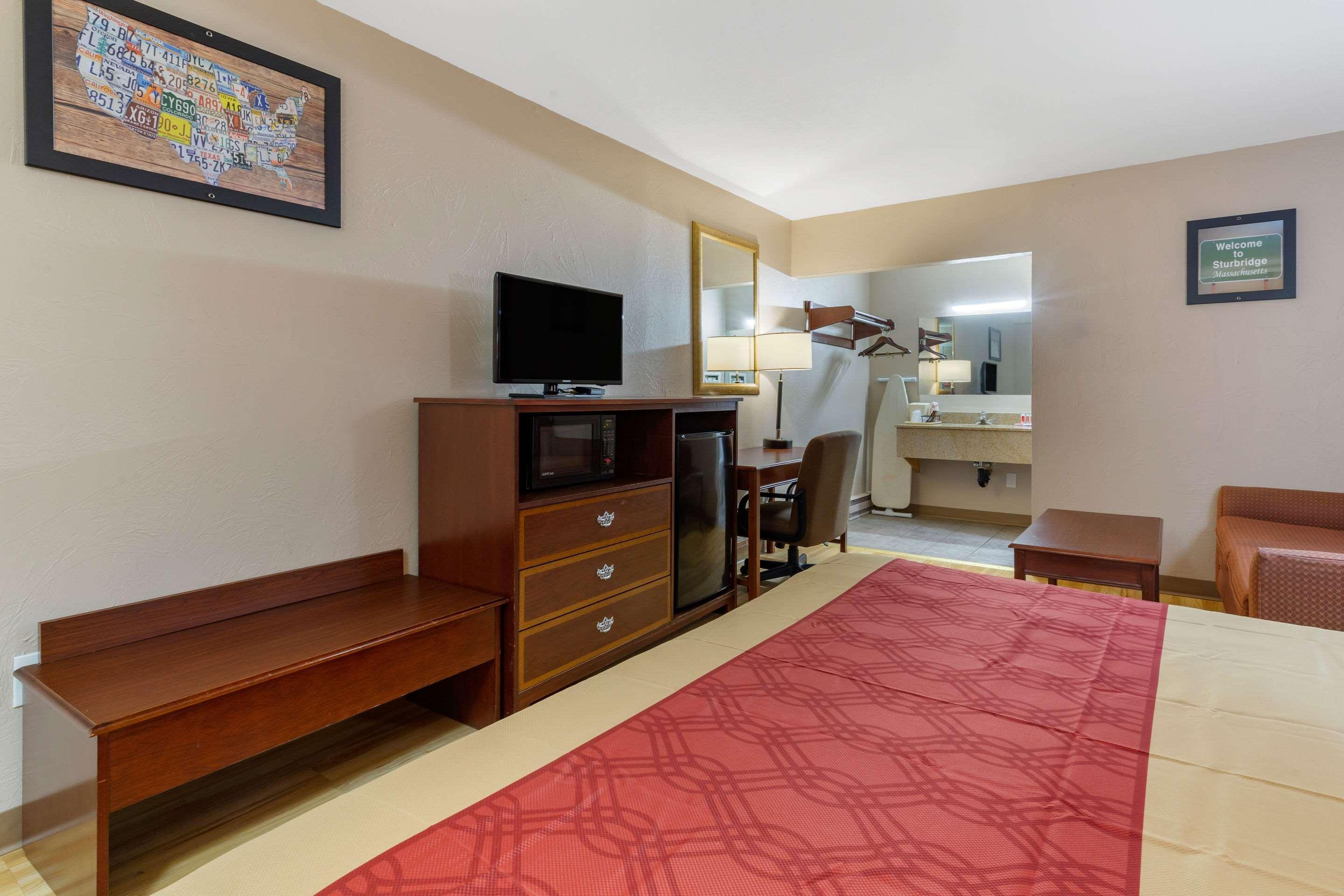 Econo Lodge Sturbridge Route 20 Exterior photo