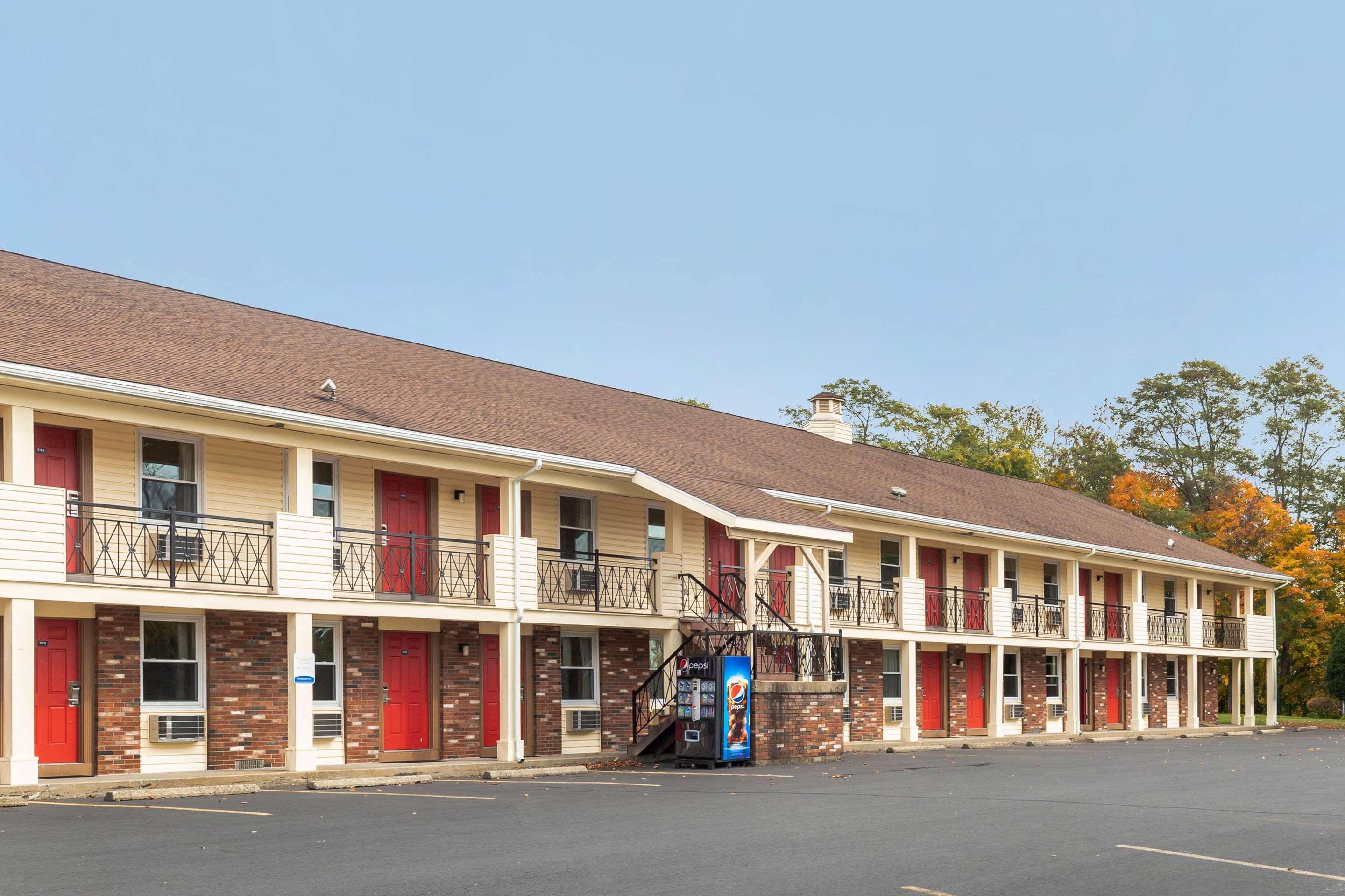 Econo Lodge Sturbridge Route 20 Exterior photo