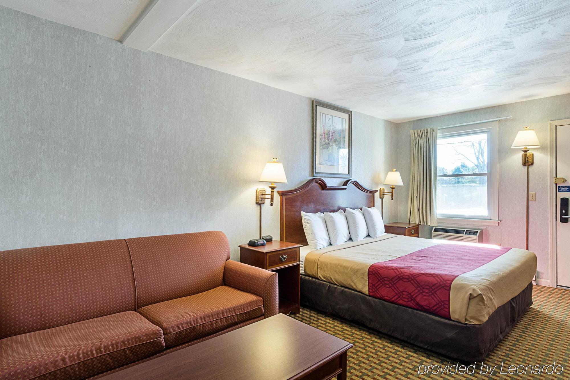 Econo Lodge Sturbridge Route 20 Exterior photo