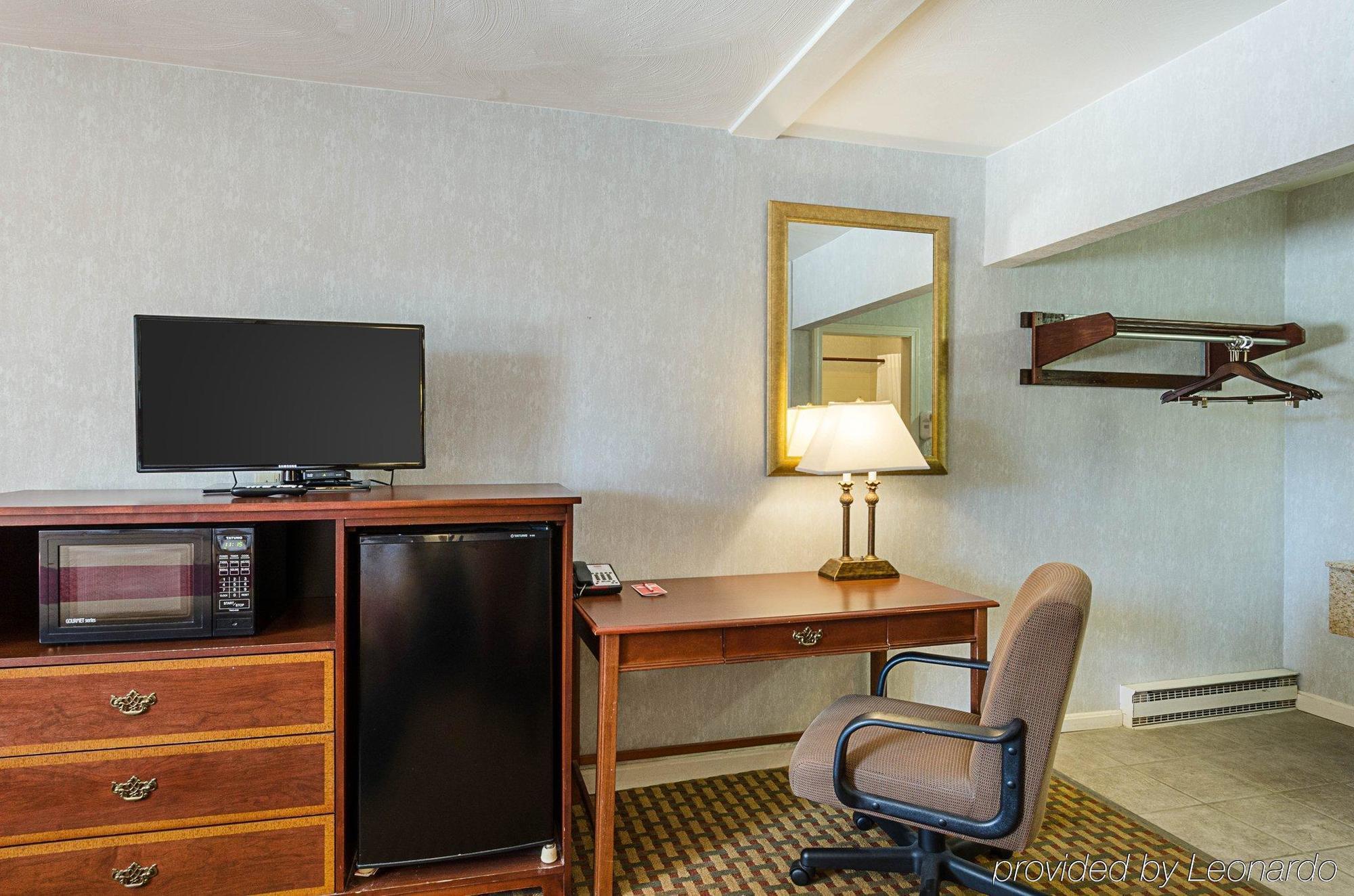 Econo Lodge Sturbridge Route 20 Exterior photo