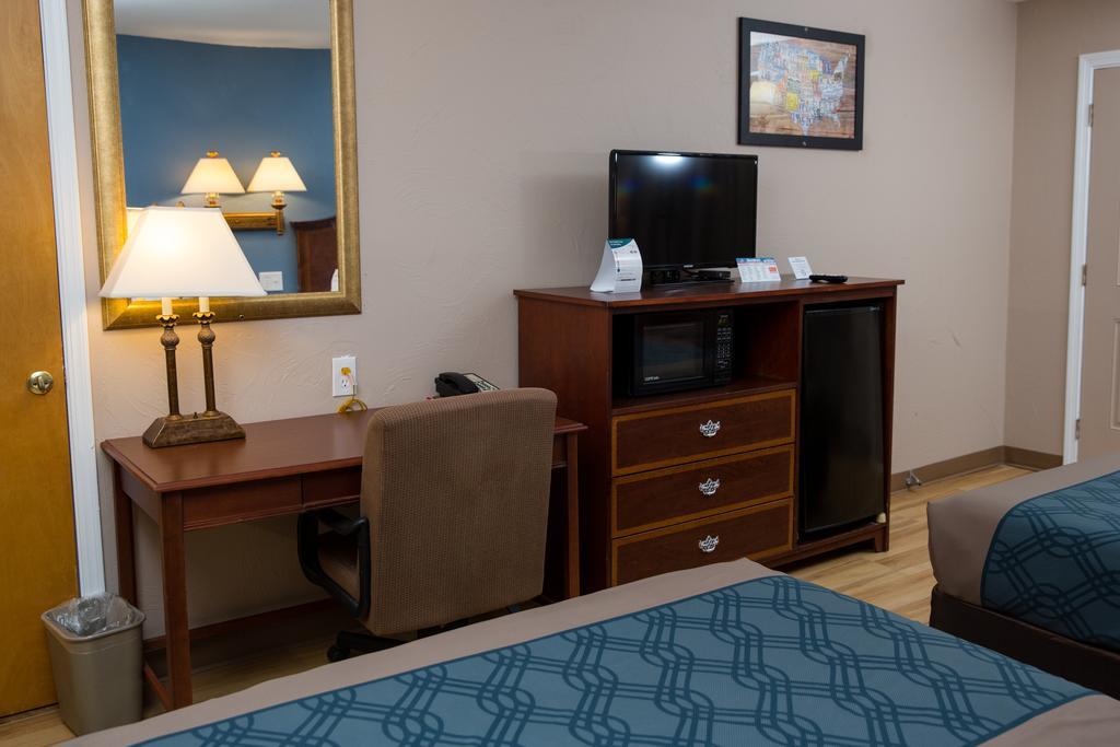 Econo Lodge Sturbridge Route 20 Exterior photo